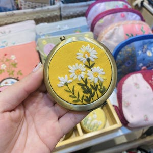 Espejo compacto con bordado de flores silvestres, espejo de bolsillo, espejo compacto con margaritas, artesanía de hojas verdes, regalo para despedida de soltera, espejo hecho a mano.
