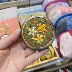 Espejo compacto con bordado de flores silvestres marrones, espejo de bolsillo, espejo de maquillaje, regalo vintage para ella, regalo para dama de honor, regalo para el Día de la Madre.