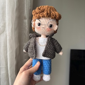 Häkelpuppe vom Foto, Look Alike Doll, Amigurumi Häkelgeschenk, Handgemachtes Häkelgeschenk für Freund, Abschlussgeschenk, Häkelpuppe für ihn