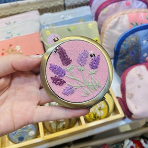 Espejo compacto con bordado de flores silvestres de lavanda, espejo de bolsillo, espejo de maquillaje, regalo vintage para ella, mamá, abuela, día de la madre.