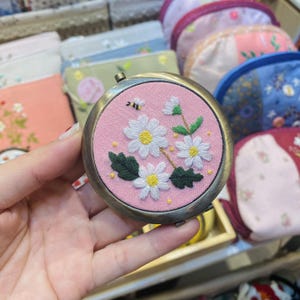 Espejo compacto con bordado de flores silvestres rosas, espejo de bolsillo, espejo de maquillaje, regalo vintage para ella/mamá/abuela, regalo para dama de honor, regalo para el Día de la Madre.