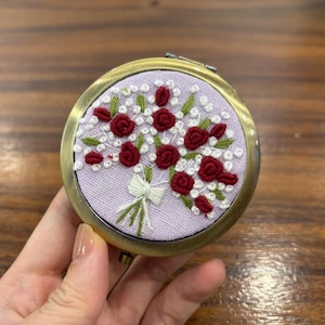 Espejo de bolsillo bordado a mano con flor de rosa, espejo compacto morado, regalo de cumpleaños, espejo hecho a mano, regalos para el día de la madre, artesanía con hojas verdes
