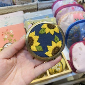 Espejo compacto con girasol bordado, espejo de bolsillo, espejo compacto con flores de nacimiento, artesanía de hojas verdes, regalo de cumpleaños, espejo hecho a mano