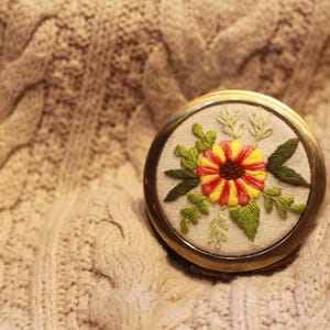 Espejo de bolsillo bordado a mano con flor de nacimiento, espejo compacto con flores silvestres, regalo de cumpleaños, espejo hecho a mano, regalo para el día de la madre, regalo para mamá, Nana