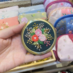 Espejo de bolsillo bordado a mano con flor de nacimiento, espejo compacto con flores silvestres, regalo de cumpleaños, espejo hecho a mano, regalo para el día de la madre, regalo para mamá, Nana