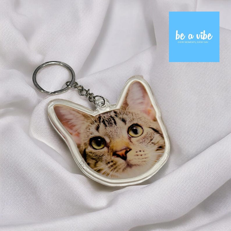 Personalised and custom made cat keychain which is best for gift and easy to carry in pocket