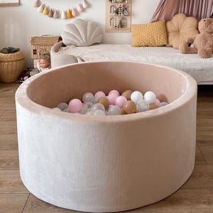 Piscina de bolas para niños, color beige, almohadilla para sentarse para niños, piscina de bolas de terciopelo con varios colores, regalo para niños para cumpleaños, piscina seca para bebés, área de juegos portátil para niños