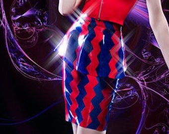 Latexkleidung ZIG ZAG Rock in durchscheinendem Blau und Rot.