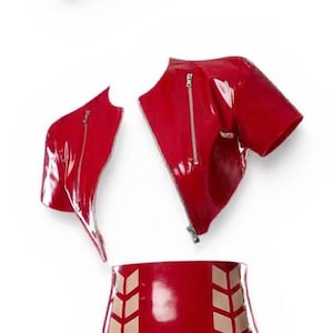 Abbigliamento in lattice, giacca corta da motociclista, bolero rosso con cerniere in metallo. Lingerie. immagine 1