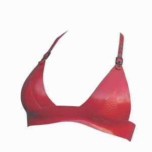 Sujetador halter de látex con diseño de piel de serpiente en relieve y ribete de látex.