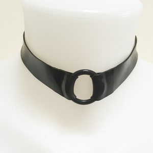 Latex Choker Ora in Schwarz und jeder beliebigen Farbe. Schwarzer Kunststoff O Ring. Kragen. Wäsche.