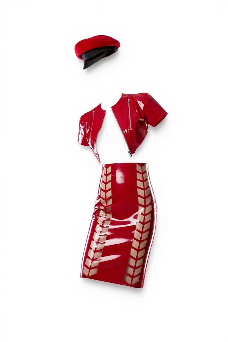Abbigliamento in lattice, giacca corta da motociclista, bolero rosso con cerniere in metallo. Lingerie. immagine 1