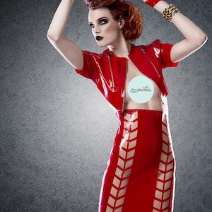 Abbigliamento in lattice, giacca corta da motociclista, bolero rosso con cerniere in metallo. Lingerie. immagine 5