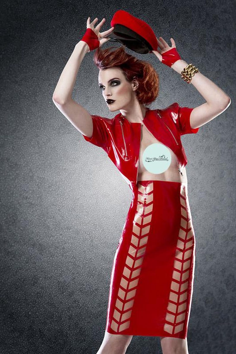 Abbigliamento in lattice, giacca corta da motociclista, bolero rosso con cerniere in metallo. Lingerie. immagine 5