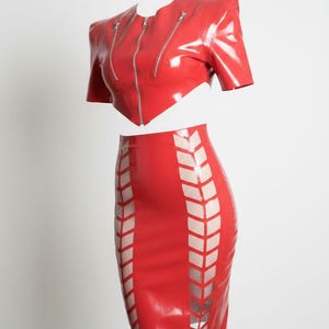 Abbigliamento in lattice, giacca corta da motociclista, bolero rosso con cerniere in metallo. Lingerie. immagine 4