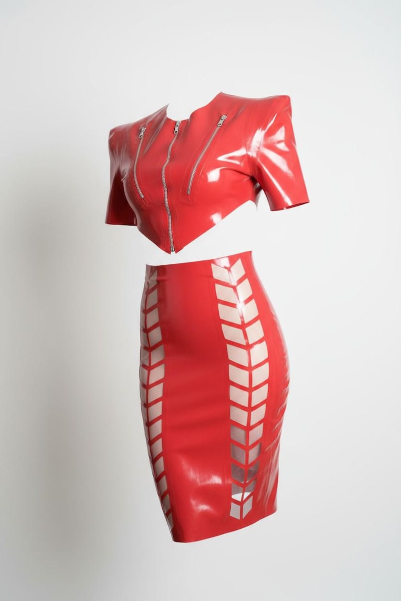 Abbigliamento in lattice, giacca corta da motociclista, bolero rosso con cerniere in metallo. Lingerie. immagine 4