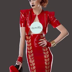 Abbigliamento in lattice, giacca corta da motociclista, bolero rosso con cerniere in metallo. Lingerie. immagine 2