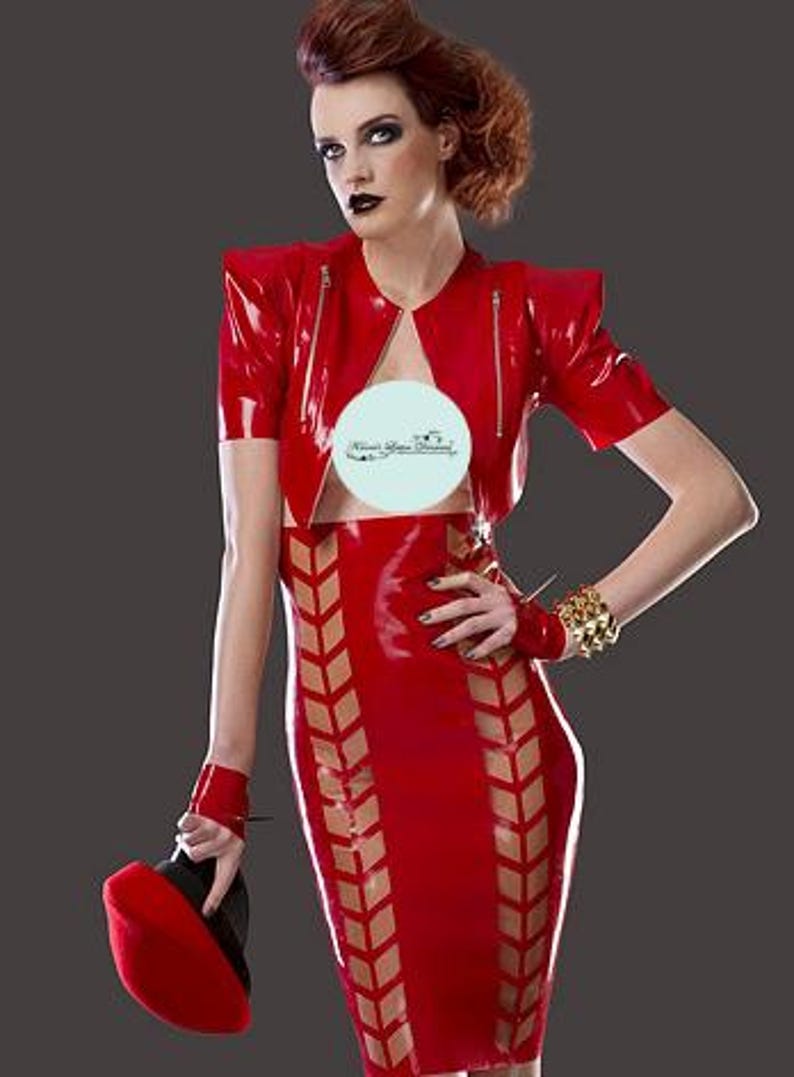 Abbigliamento in lattice, giacca corta da motociclista, bolero rosso con cerniere in metallo. Lingerie. immagine 2