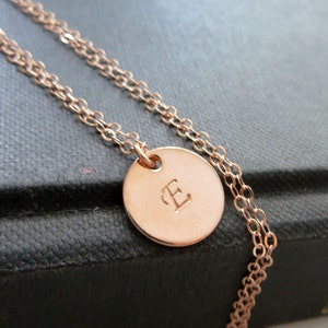 Regalo de Navidad personalizado para su collar inicial relleno de oro rosa, joyería personalizada para mujeres, carta estampada a mano disco redondo amiga, hermana