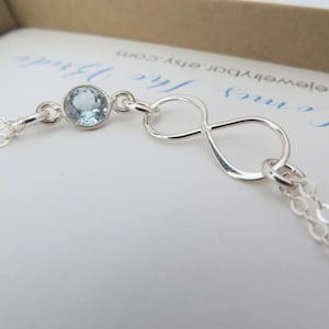 Cadeau voor bruid, blauwe topaas edelsteen oneindigheid armband, iets blauws voor de bruid, hier komt de bruid, bruidsdouche cadeau, bruid