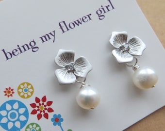 flower girl gift, floral pearl earrings, gold or silver flower post, junior bridesmaid earrings, wedding thank you gift, feminine, lovely