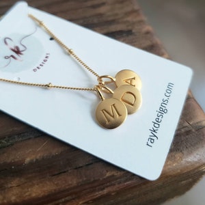 Regalo personalizado para ella, collar inicial de oro satinado, hermanas, iniciales de los niños, regalos de la madre, familia, disco redondo de letras, cadena de satélite
