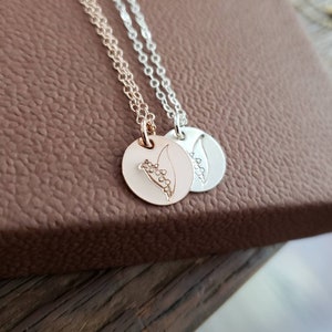 Personalized gift for her, mom birthday gift from daughter, Birth flower necklace, hand stamped disc & initial, mum Valentines day gift image 7