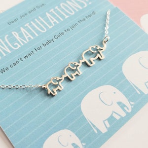 Félicitations cadeau de garçon, collier nouvelle maman, cadeau de bienvenue pour bébé, collier de charme famille éléphant, cadeau de fête de bébé, carte personnalisée