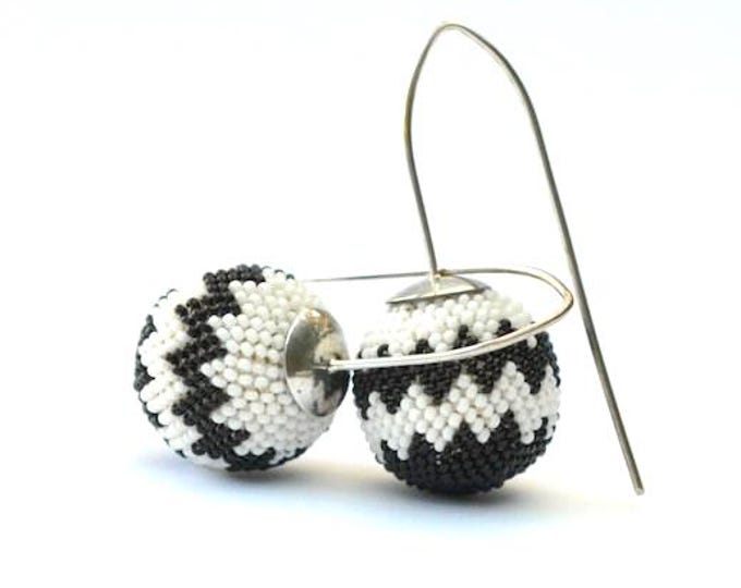 earrings chevron pattern black and white glass beads and silver