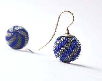 Pendientes bolas rayas azul gris con ganchos plateados