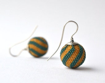 Boucles d'oreilles boule rayures jaune vert avec crochets argentés