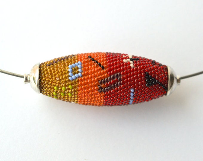 Collier Art to wear beaded pendant  with stainless steel chain and silver in red orange