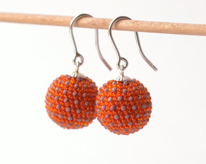 globe earrings orange with dots in violet
