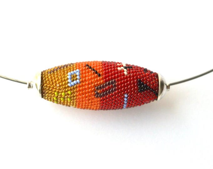 Collier Art to wear beaded pendant  with stainless steel chain and silver in red orange