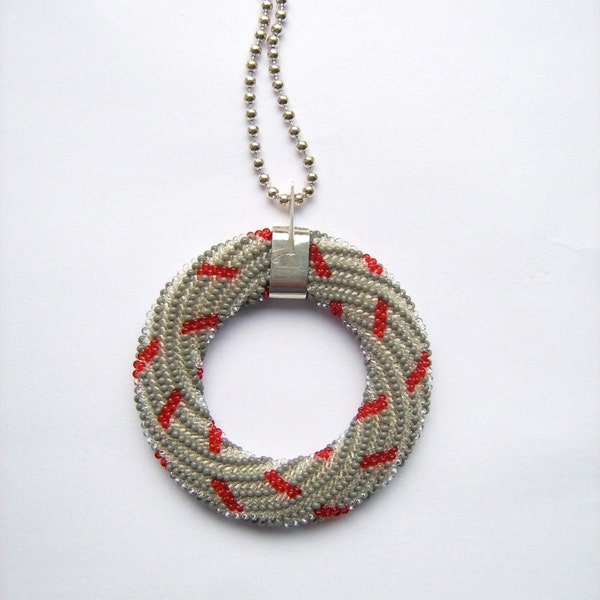 Mandala pendentif minimaliste gris, de rouge, de perles de donauluft