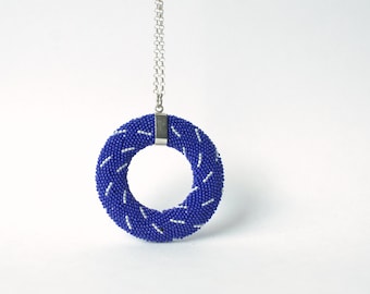 Pendentif Mandala bleu indigo motif blanc perles de verre style shibori minimaliste