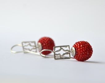 Silber Ohrringe mit Perlenkugel in rot