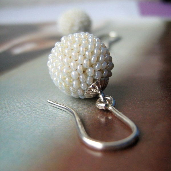 petites boucles d'oreilles boules de perles en argent et perles de verre