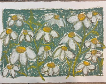 Puede incluir: Un dibujo al pastel graso sobre papel texturizado que muestra un campo de margaritas blancas con centros amarillos sobre un fondo verde salvia apagado. Las flores están representadas con trazos gruesos y visibles y bordes rugosos.