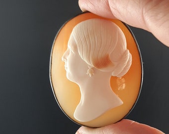 Antique Victorian Tomasso Saulini Cameo of a Lady Facing Left Signed