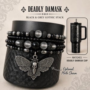 Peut inclure: Un ensemble de bracelets en perles noires et grises avec une breloque papillon de nuit argentée ornée d'un crâne. L'ensemble est intitulé Deadly Damask Black & Grey Gothic Stack et inclut un gobelet noir assorti à motif gravé.