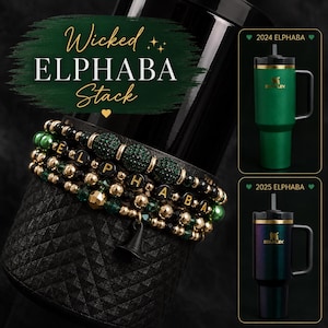 Könnte beinhalten: Ein Stapel aus drei Armbändern mit goldenen, schwarzen und grünen Perlen, die "ELPHABA" buchstabieren. Ein schwarzer Hexenhut-Anhänger hängt am unteren Armband. Zwei grüne Stanley-Becher sind ebenfalls abgebildet.