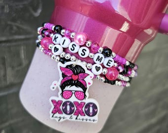 Różowo-czarno-biała bransoletka Stanley „Kiss Me” z zawieszką XOXO – zestaw 4 sztuk | Bransoletki z motywem butów Tumbler | Akcesoria do szklanek Tumbler | Trufla jagodowa