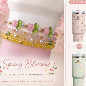 Può includere: Tre braccialetti di perline rosa, verdi e gialle. Il braccialetto superiore presenta perline a forma di fiore rosa e foglie verdi. L'immagine mostra anche due bicchieri Stanley con motivi floreali. Il testo dice "Spring Blossoms".