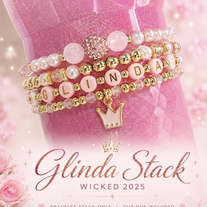 Könnte beinhalten: Ein Stapel aus rosa- und goldfarbenen Perlenarmbändern. Ein Armband buchstabiert den Namen "Glinda" mit Buchstabenperlen. Andere Armbänder haben Perlen, Rosenquarzperlen und einen Kronenanhänger. Der Text "Glinda Stack" und "Wicked 2025" sind ebenfalls sichtbar.