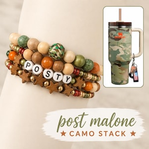 Könnte beinhalten: Eine Reihe von Armbändern mit Holzstern- und Buchstabenperlen mit der Aufschrift "POSTY". Ein Stanley-Becher mit Camouflage-Muster, Griff und Schlüsselanhänger ist ebenfalls abgebildet. Der Text "post malone CAMO STACK" befindet sich unten.