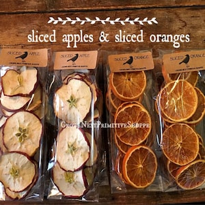 Naranjas o manzanas cortadas en rodajas, ideales para rellenar popurrís. Se venden en bolsas de 12 rodajas con etiqueta Primitive Crow. Decoración rústica.