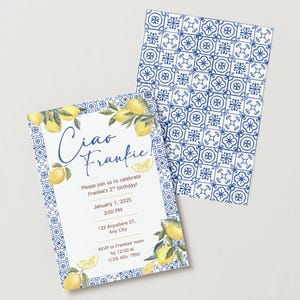 Può includere: Due biglietti d'invito con un design a limone e piastrelle blu. La carta anteriore recita "Ciao Frankie!" e include i dettagli dell'evento. La carta posteriore presenta un motivo a piastrelle blu e bianco. I biglietti sono per un compleanno.