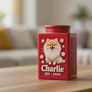 Peut inclure: Urne fun&eacute;raire rouge pour animaux de compagnie, orn&eacute;e d'une illustration de chien Pom&eacute;ranien, de marguerites blanches et du nom "Charlie" avec les ann&eacute;es "201-2025". L'urne est carr&eacute;e, avec un c&ocirc;t&eacute; textur&eacute; et un couvercle amovible.