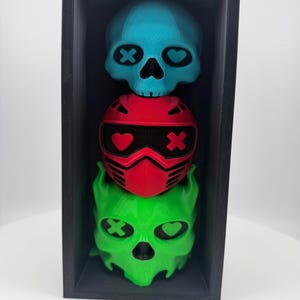 Puede incluir: Un juego de tres tazas de cerámica con un acabado mate moteado. Las tazas son de color azul, verde y blanco. Cada taza tiene un diseño sencillo y moderno, ideal para café o té.